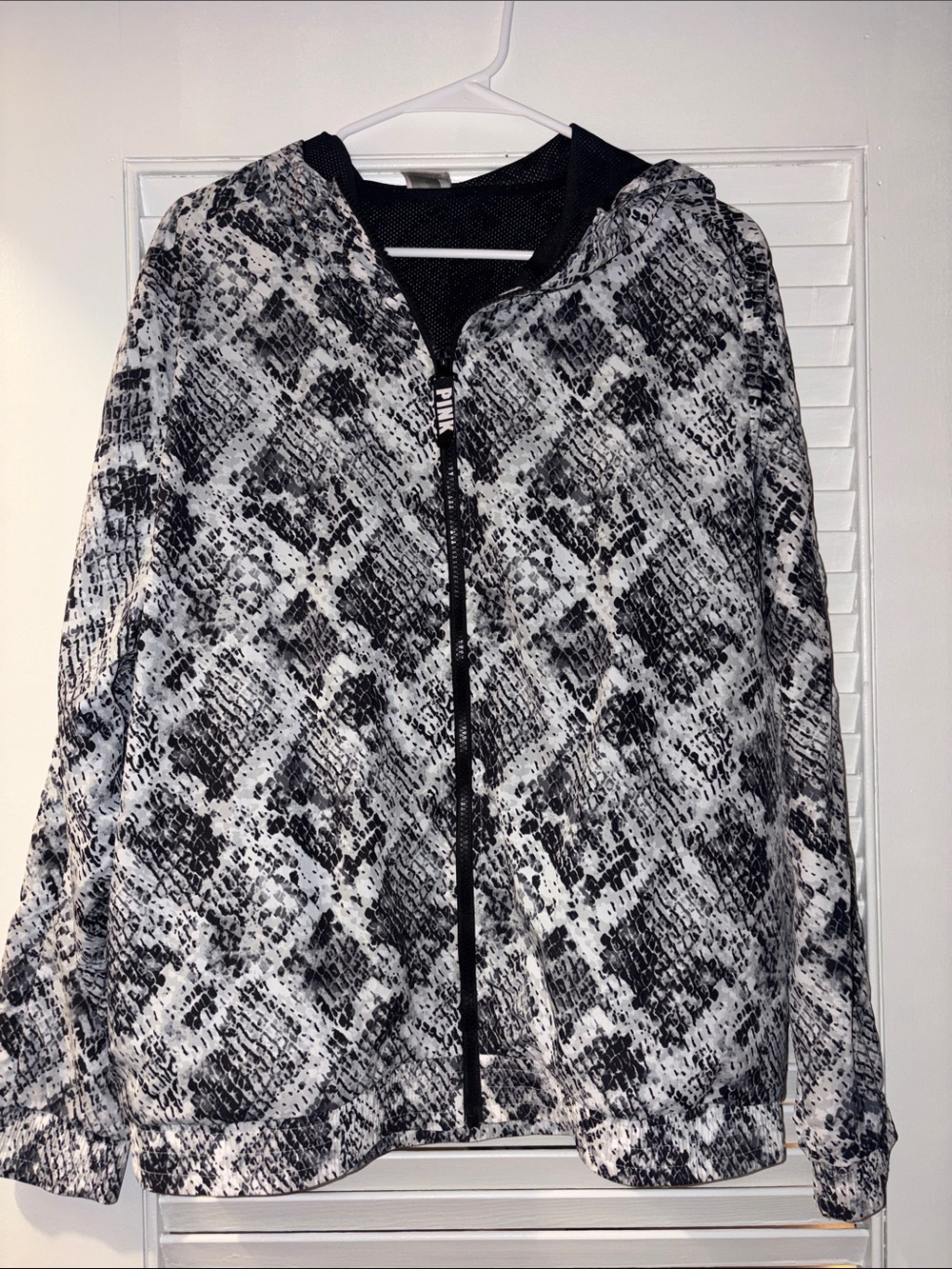 PINK Victoria's Secret Black and White Snake Print Zip WindBreaker/Rain Jacket🔥